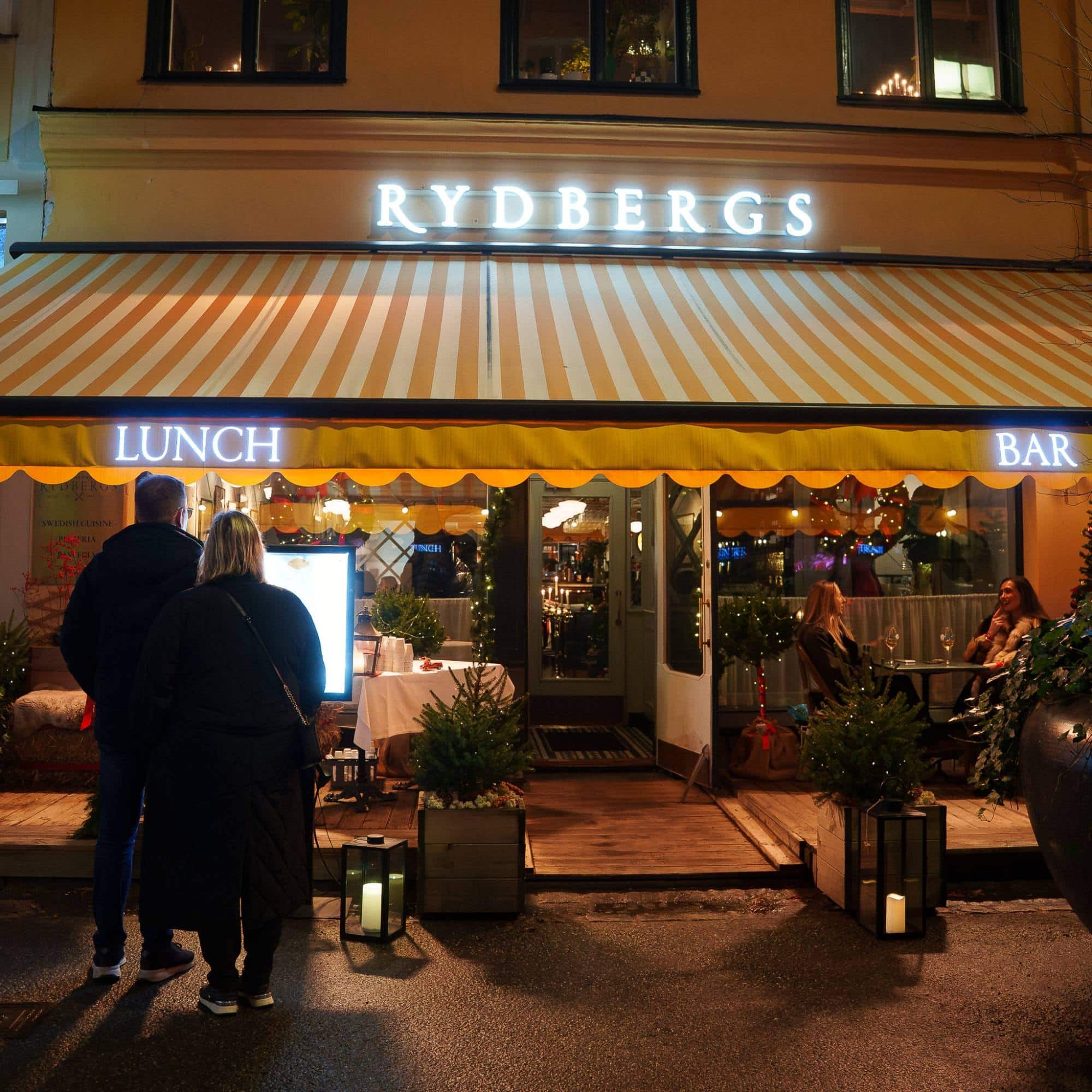 Rydbergs fasad i juletid på Drottninggatan